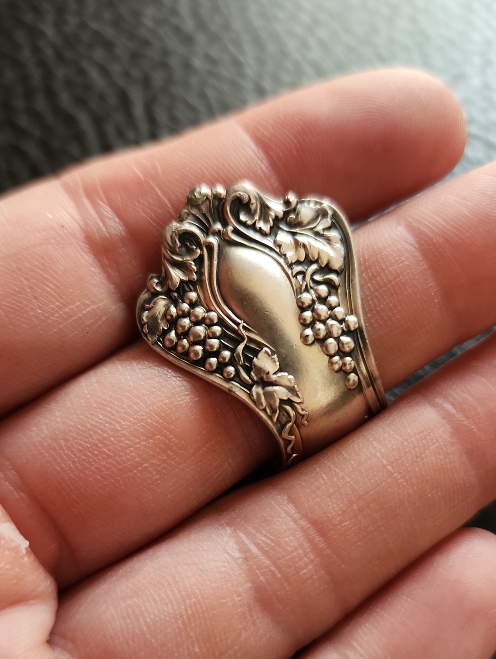VTG Ornate Silver-Tone Rogers Spoon Ring - Detailed Grape Motif